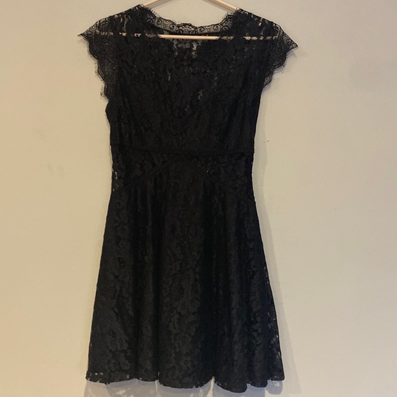 Robe Tobi En Dentelle Noire – Taille M – Coupe Mi-longue – Idéale Soirée